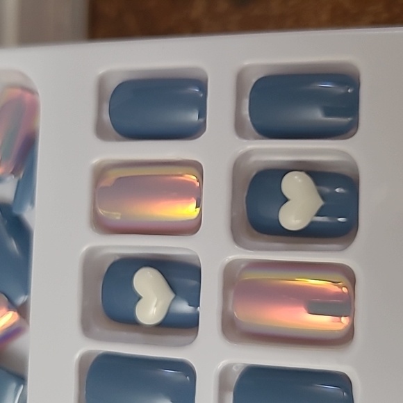 3D Hearts & Iridescent Press On Nails - Picture 14 of 15